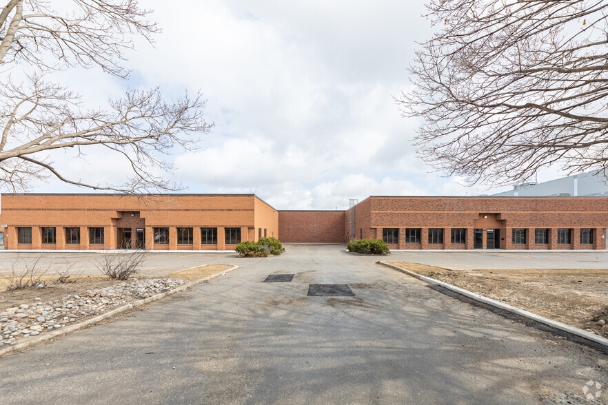 6885-6895 Menway Ct, Mississauga, ON à louer - Photo du bâtiment - Image 2 de 36