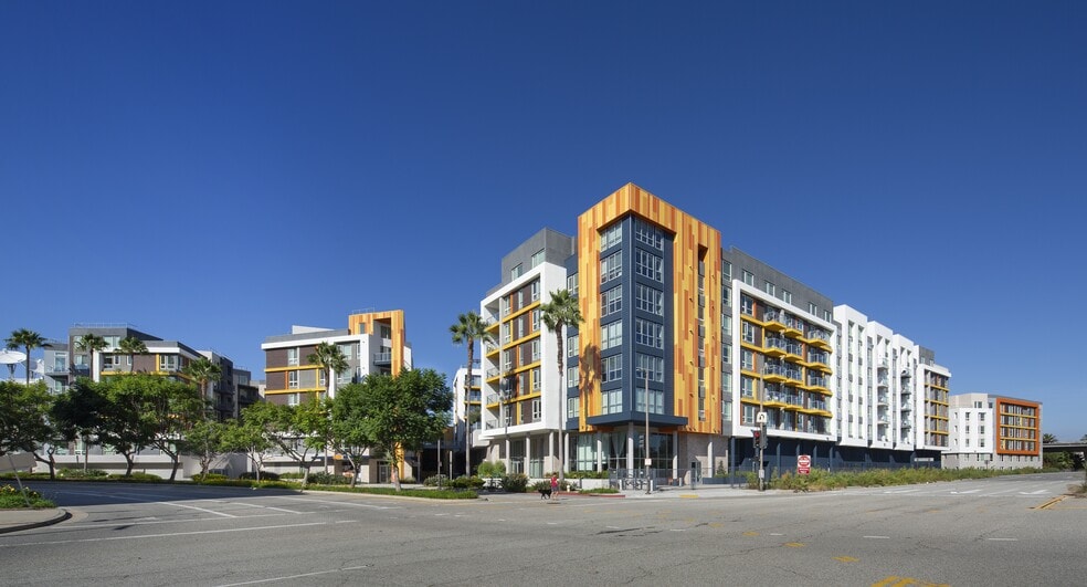 5901-5921 Center Dr, Los Angeles, CA for lease - Primary Photo - Image 1 of 74