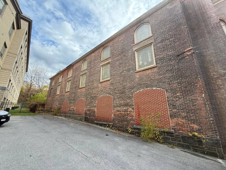 17 Fremont St, Gloversville, NY à vendre - Photo du bâtiment - Image 3 de 44