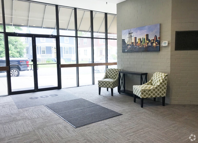 606 Baltimore Ave, Towson, MD for sale - Lobby - Image 3 of 11
