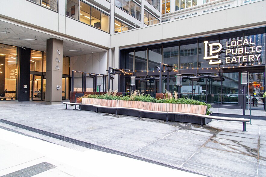 141 Adelaide St W, Toronto, ON à louer - Photo du bâtiment - Image 2 de 3