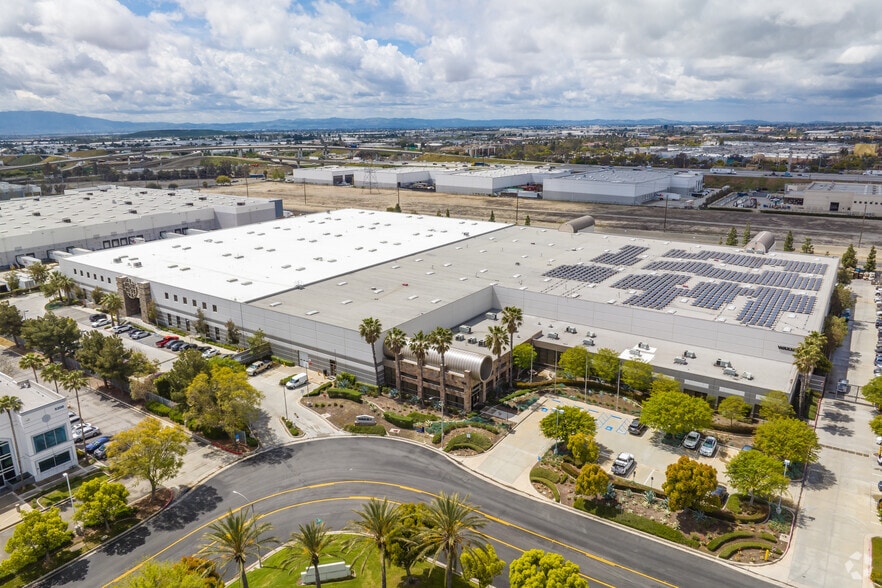905 Wineville Ave, Ontario, CA for lease - Building Photo - Image 2 of 8