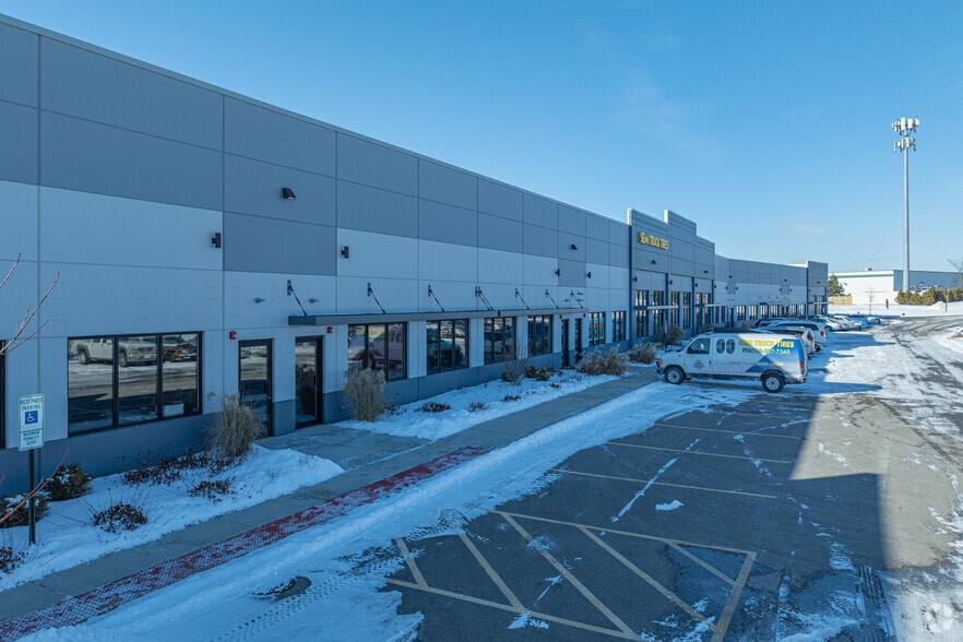 1440 Bolingbrook Dr, Romeoville, IL for lease - Primary Photo - Image 1 of 27