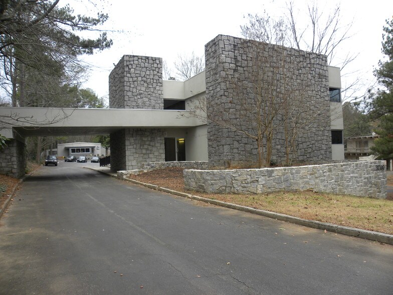 3700 Longview Dr, Chamblee, GA à louer - Photo du bâtiment - Image 3 de 4