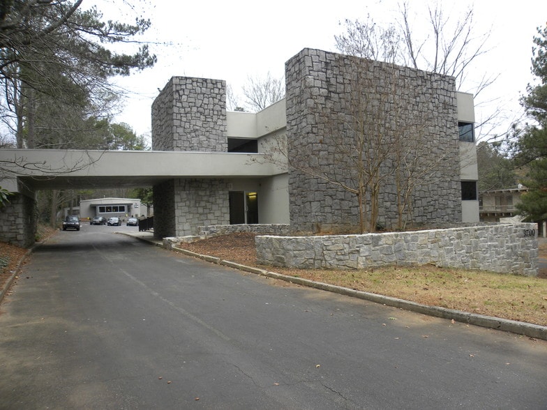 3700 Longview Dr, Chamblee, GA à louer - Photo du bâtiment - Image 3 de 4