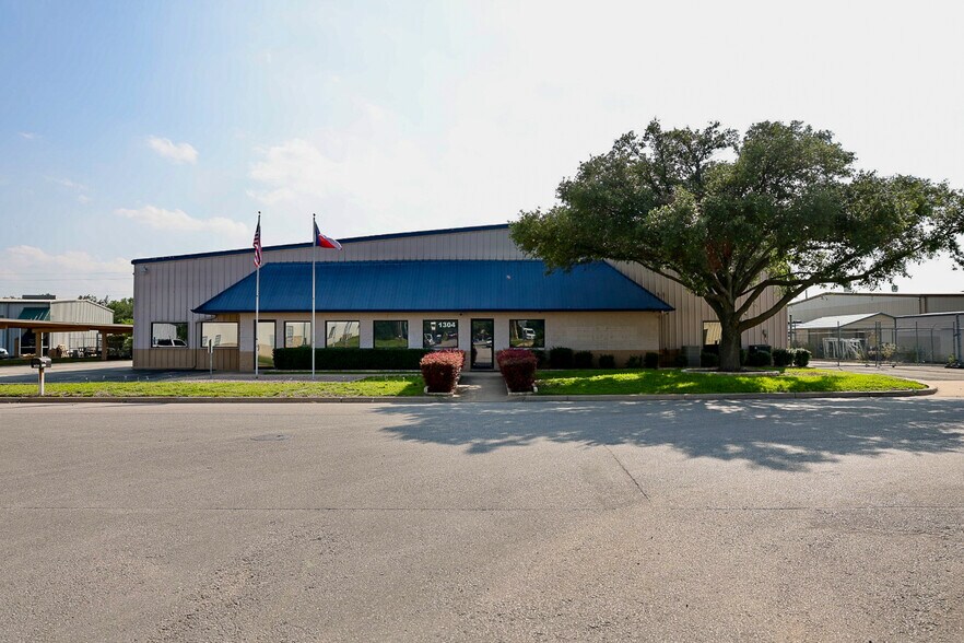 1304 W Industrial Blvd, Round Rock, TX à louer - Photo du bâtiment - Image 2 de 14