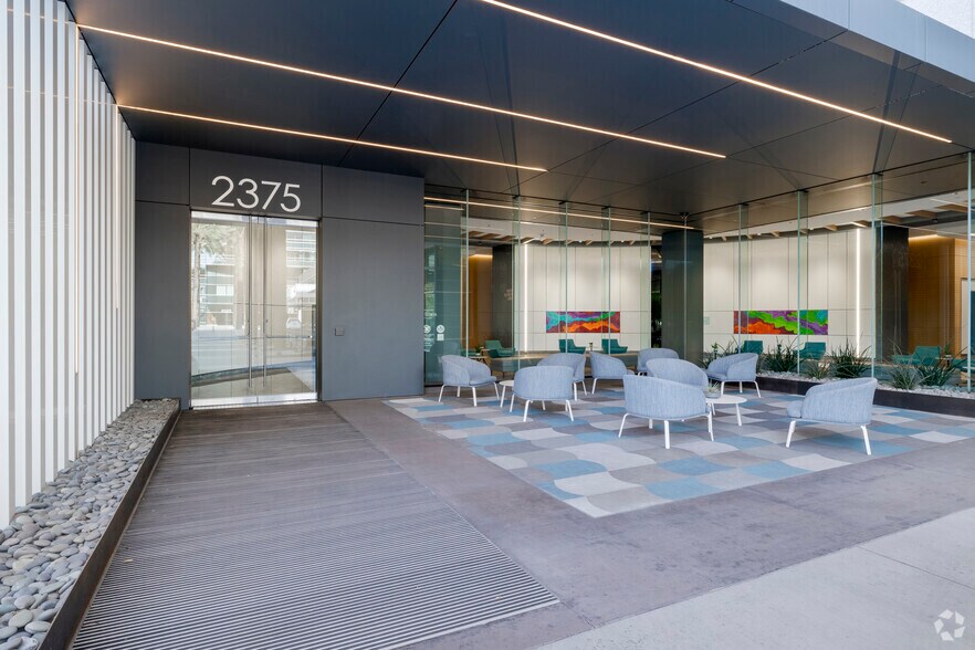 2375 E Camelback Rd, Phoenix, AZ à louer - Photo du bâtiment - Image 3 de 12