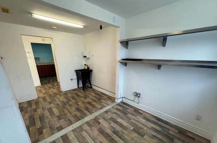 231 Rue Notre-Dame, Berthierville, QC for lease - Interior Photo - Image 3 of 3