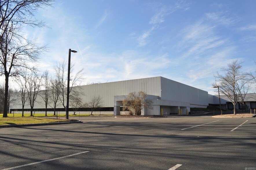 1300 Hall Blvd, Bloomfield, CT for lease - Building Photo - Image 1 of 6