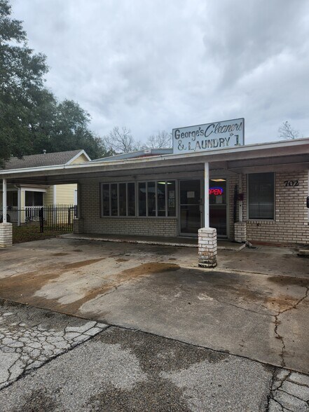 702 W Willis St, Alvin, TX à vendre - Photo du bâtiment - Image 2 de 8