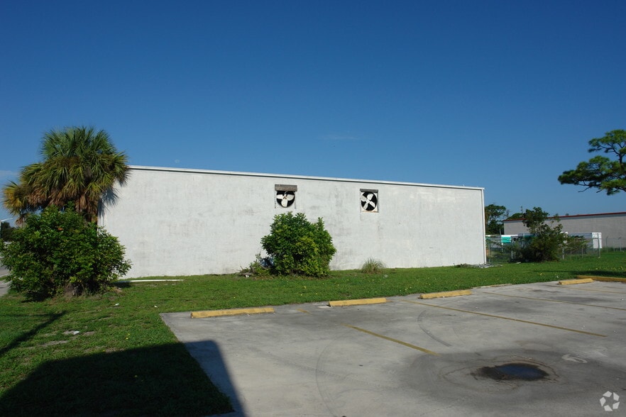 2610 Orange Ave, Fort Pierce, FL for lease - Building Photo - Image 3 of 30
