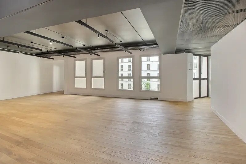 20-22 Rue Des Petits Hôtels, Paris for lease - Interior Photo - Image 2 of 11