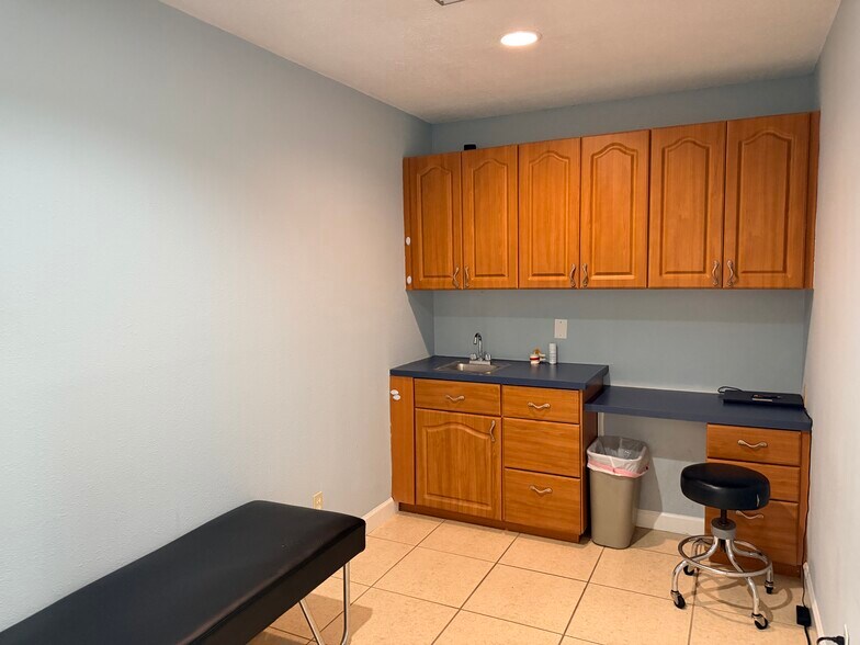 2200 W Bay Dr, Largo, FL à vendre - Photo du bâtiment - Image 2 de 10