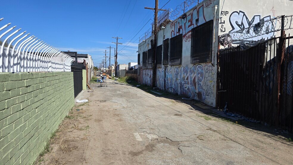 7919 S Central Ave, Los Angeles, CA à vendre - Photo du bâtiment - Image 2 de 4