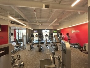 745 E Joyce Blvd, Fayetteville, AR à louer Photo du bâtiment- Image 2 de 4