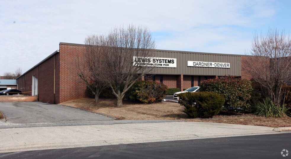 3702 Boren Dr, Greensboro, NC à louer - Photo du bâtiment - Image 3 de 3