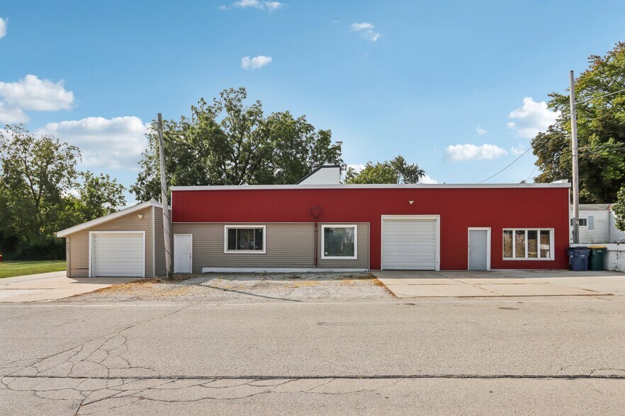 9205 S Chicago Rd, Oak Creek, WI à vendre - Photo du bâtiment - Image 2 de 19