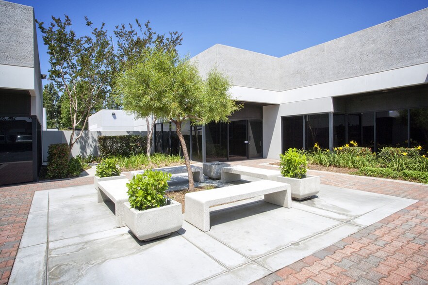 4335 E Lowell St, Ontario, CA à louer - Photo du bâtiment - Image 2 de 9