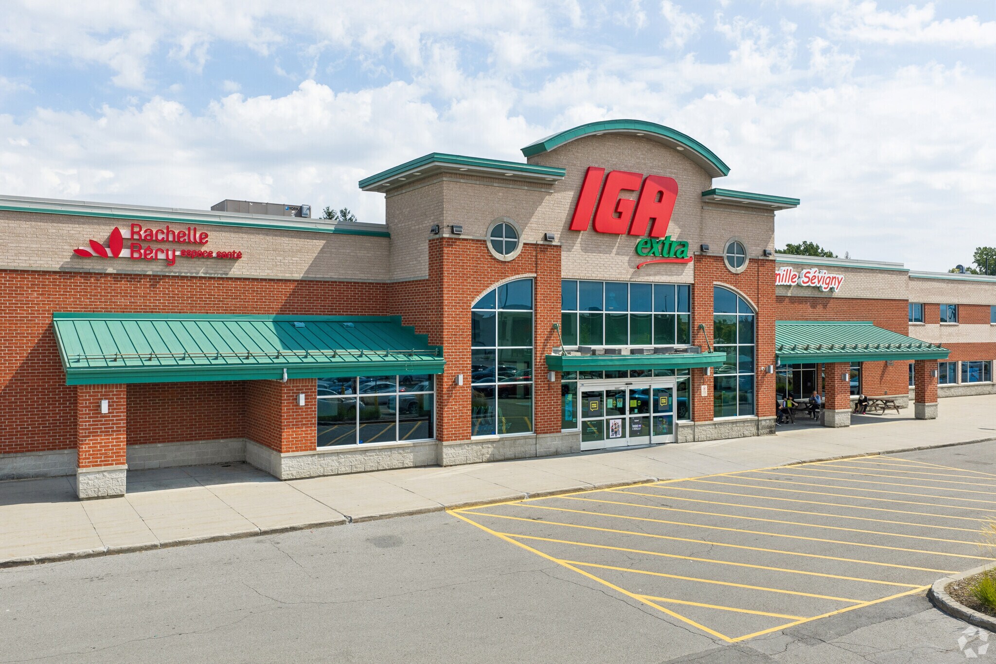 5205 Boul Robert-Bourassa, Laval, QC for lease Primary Photo- Image 1 of 73