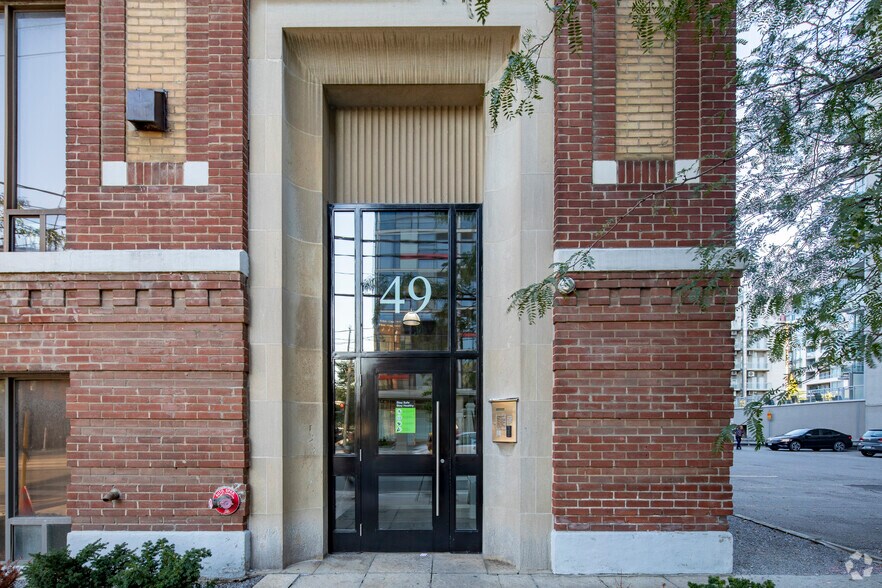 49 Bathurst St, Toronto, ON à louer - Photo du bâtiment - Image 3 de 4