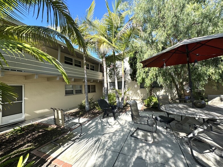 7360-7366 W Manchester Ave portfolio of 2 properties for sale on LoopNet.ca - Building Photo - Image 2 of 9