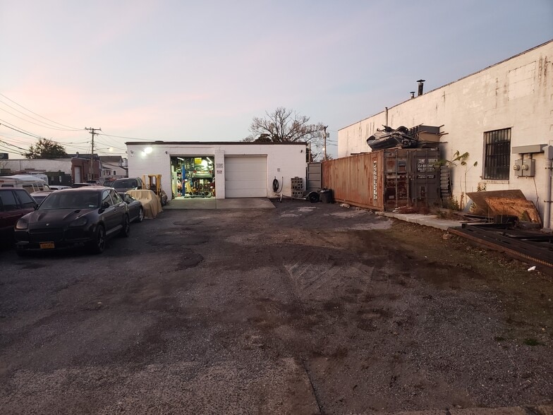 111 Albany Ave, Freeport, NY à vendre - Photo du bâtiment - Image 3 de 8
