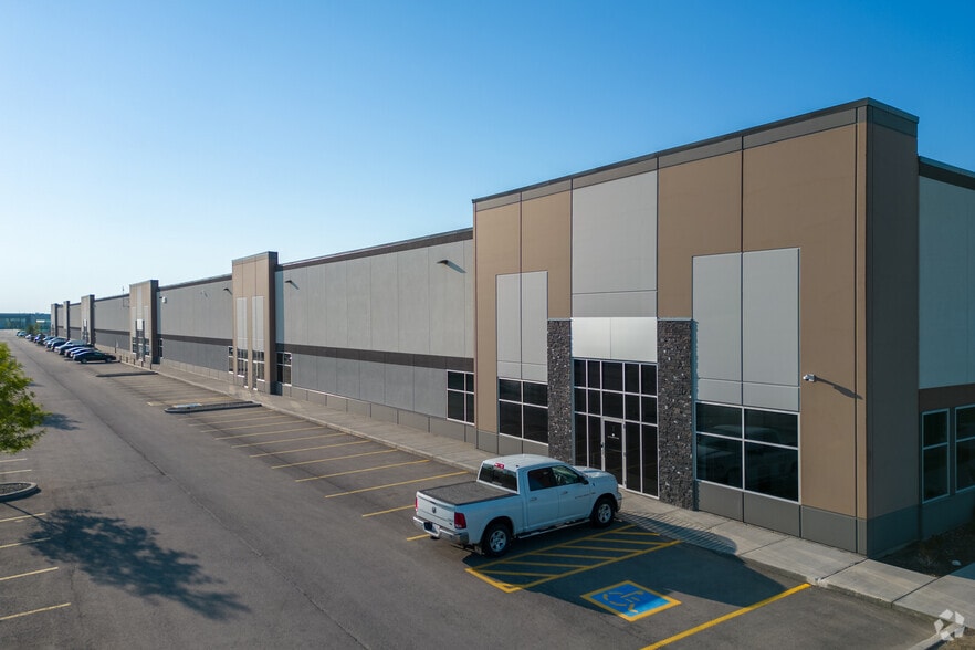 566 Aero Dr NE, Calgary, AB for lease - Building Photo - Image 3 of 6