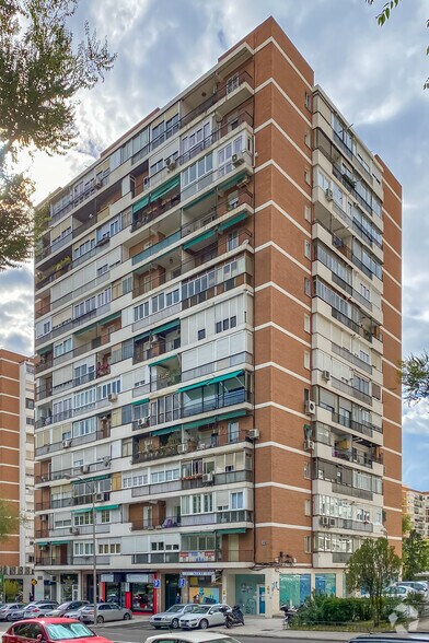Immeuble residentiel dans Madrid, Madrid à vendre - Photo du bâtiment - Image 2 de 3