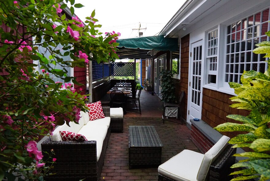 15 Grand Ave, Shelter Island Heights, NY à vendre - Photo du bâtiment - Image 2 de 12