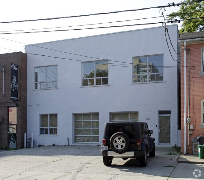 581 Wellington St W, Toronto, ON à vendre - Photo du bâtiment - Image 2 de 2