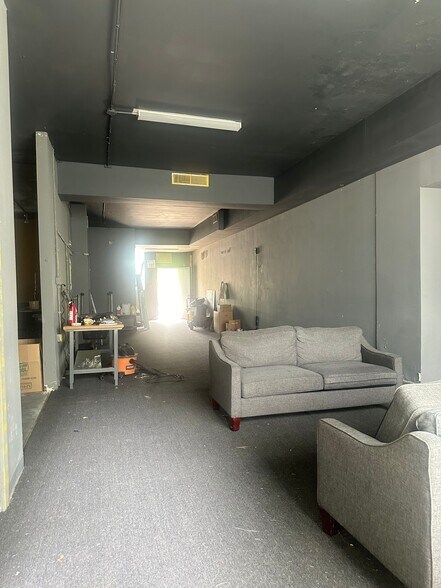 7108 S Oglesby Ave, Chicago, IL for lease - Interior Photo - Image 2 of 8