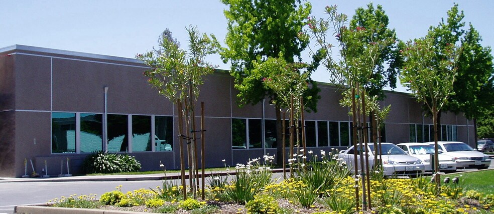 9738 Lincoln Village Dr, Sacramento, CA à louer - Photo du bâtiment - Image 2 de 8