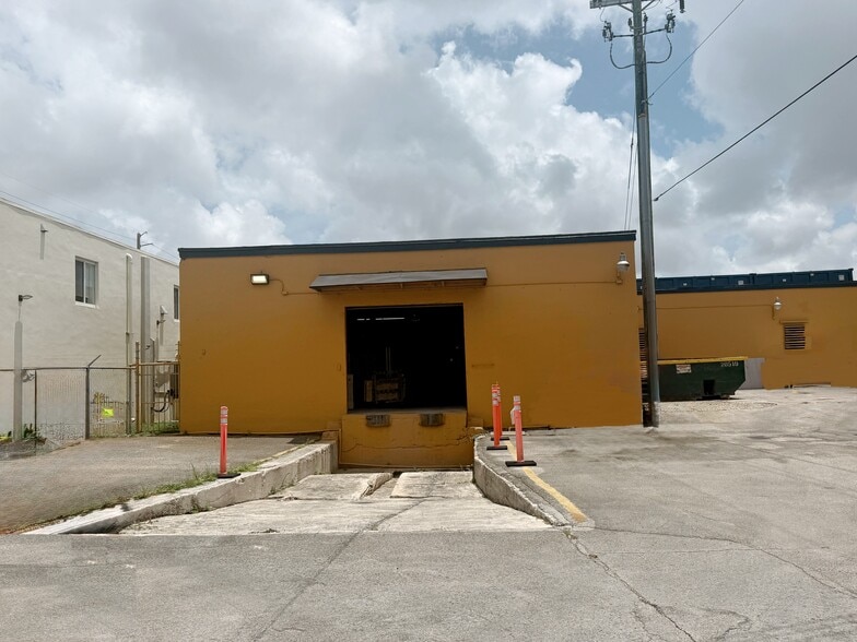 3750 NW 43rd St, Hialeah, FL for lease - Building Photo - Image 3 of 13