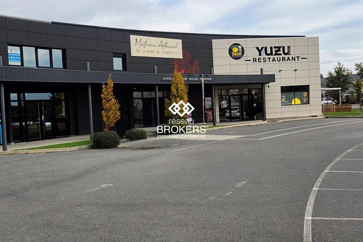 Retail in COURNON-D'AUVERGNE for lease Building Photo- Image 1 of 12