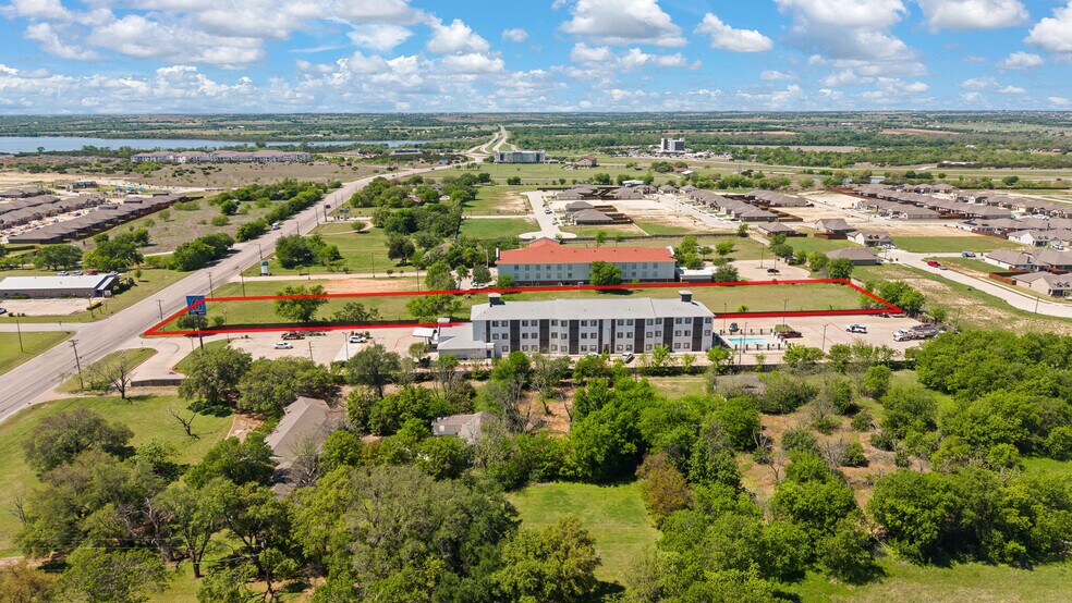 1724 W Henderson St, Cleburne, TX à vendre - Photo du bâtiment - Image 2 de 16