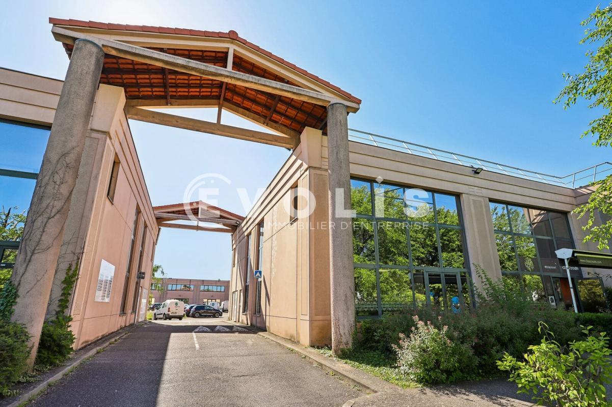 30 Rue Du 35eme Regiment D'Aviation, Bron for sale Building Photo- Image 1 of 13