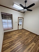 201 E Bridge St, Granbury, TX à louer Photo intérieure- Image 2 de 7