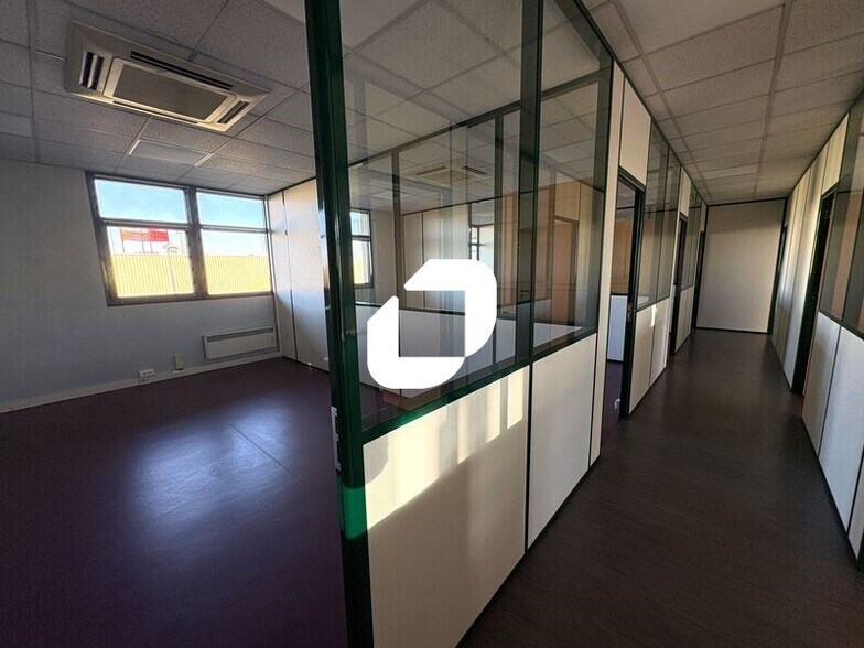 Office in Bron for lease - Interior Photo - Image 2 of 5