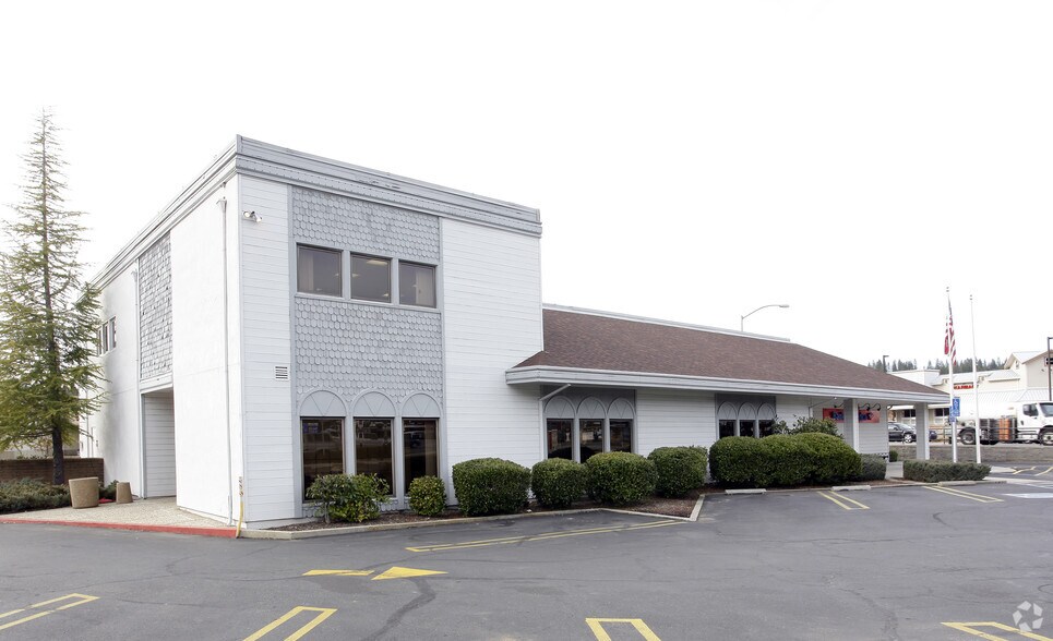 11720 Sutton Way, Grass Valley, CA à louer - Photo du bâtiment - Image 3 de 5