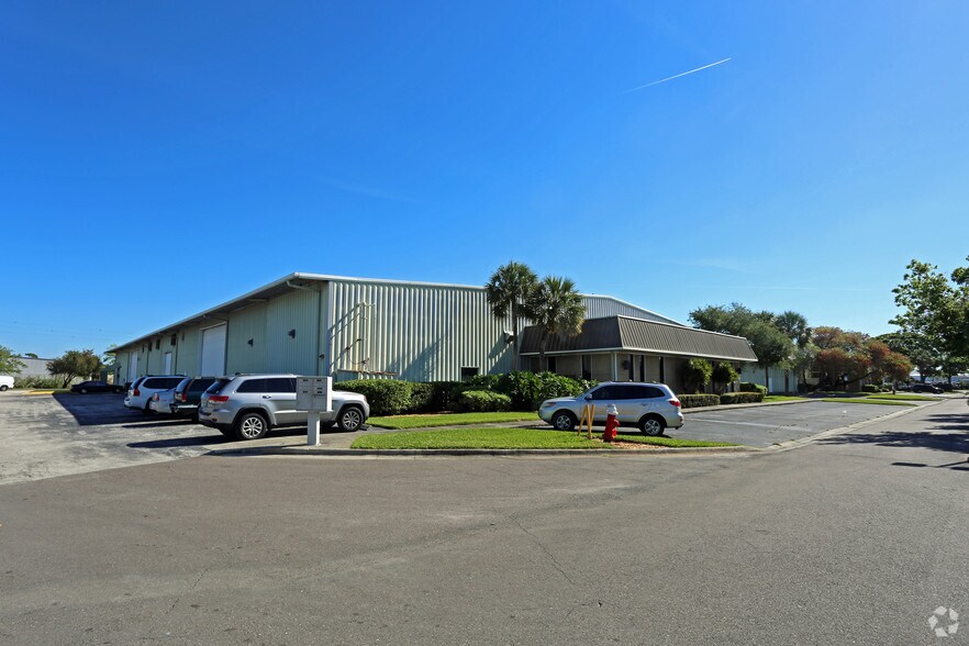 12910 Automobile Blvd, Clearwater, FL à louer - Photo du bâtiment - Image 3 de 15