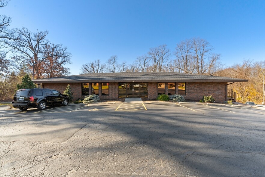 604 35th Ave, Moline, IL for lease - Building Photo - Image 2 of 15