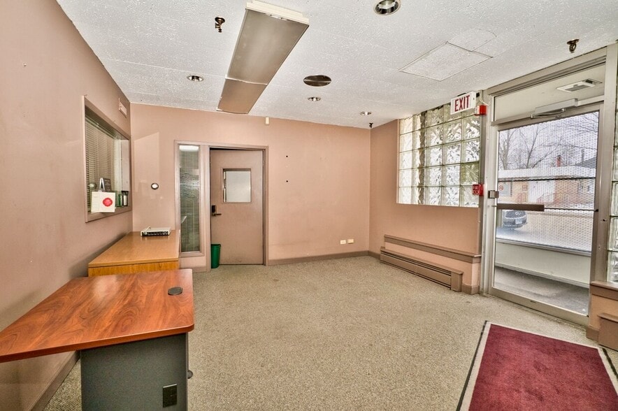 651 S Martin Luther King Jr Ave, Waukegan, IL for sale - Interior Photo - Image 3 of 20