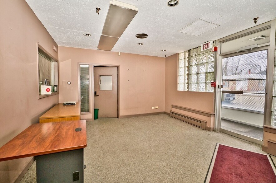 651 S Martin Luther King Jr Ave, Waukegan, IL à vendre - Photo intérieure - Image 3 de 20