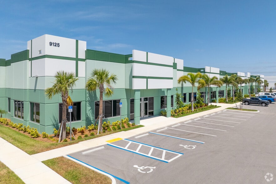 9125 Links Commons Dr, Fort Myers, FL for lease - Primary Photo - Image 1 of 5