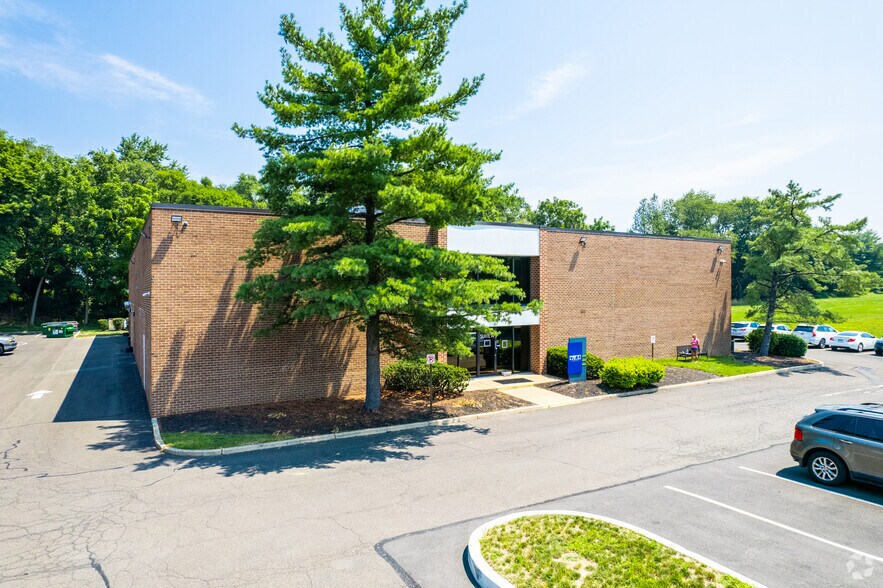 2577 Interplex Dr, Trevose, PA à louer - Photo du bâtiment - Image 2 de 7