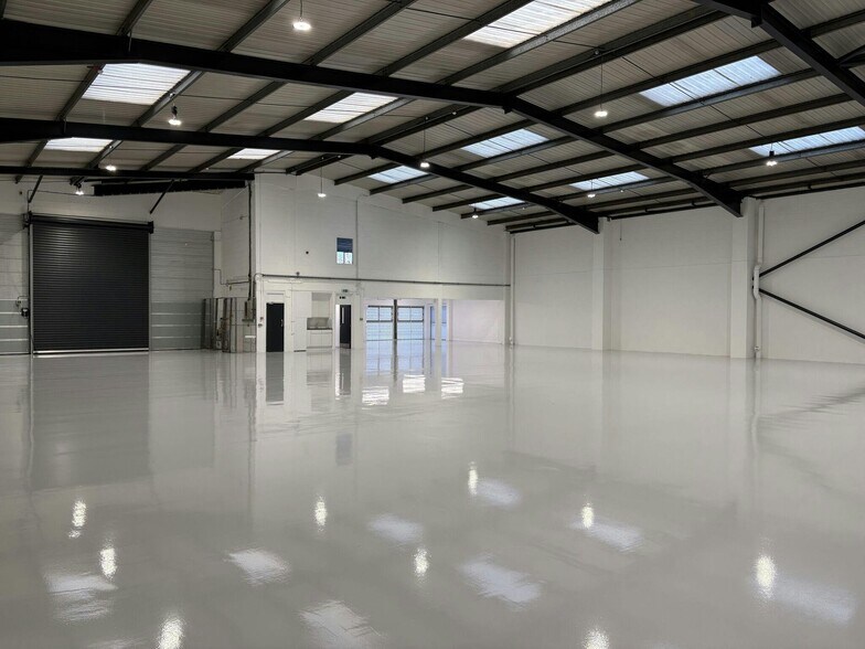 Brooklands Clos, Sunbury On Thames à louer - Photo du bâtiment - Image 3 de 10