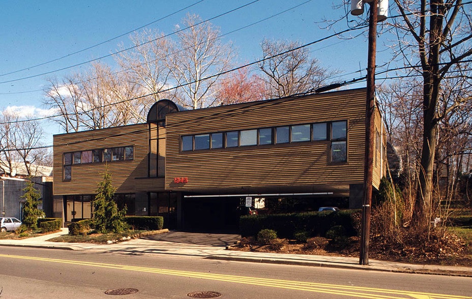 1345 Queen Anne Rd, Teaneck, NJ à louer - Photo du bâtiment - Image 1 de 15