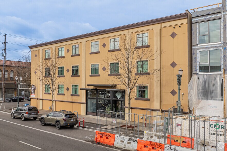 819 SE Morrison St, Portland, OR à louer - Photo du bâtiment - Image 3 de 12