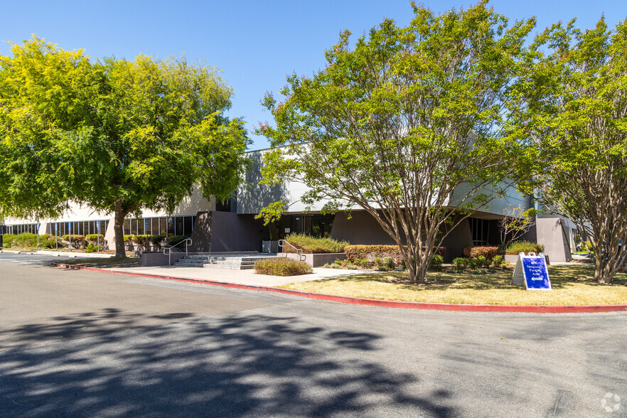 535 Oakmead Pky, Sunnyvale, CA for lease - Primary Photo - Image 1 of 7