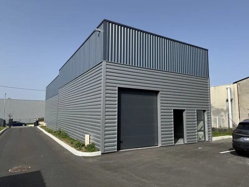 Retail in Bassens for lease Building Photo- Image 1 of 8